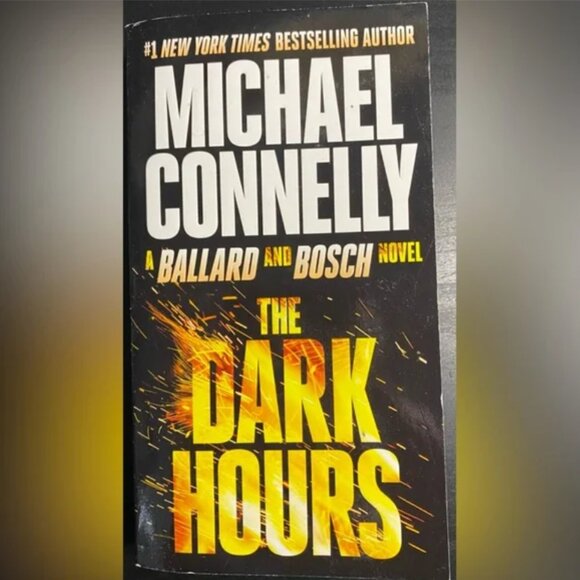 🔴2/$10 SALE🔴 The Dark Hours By Michael Connelly - Picture 1 of 2